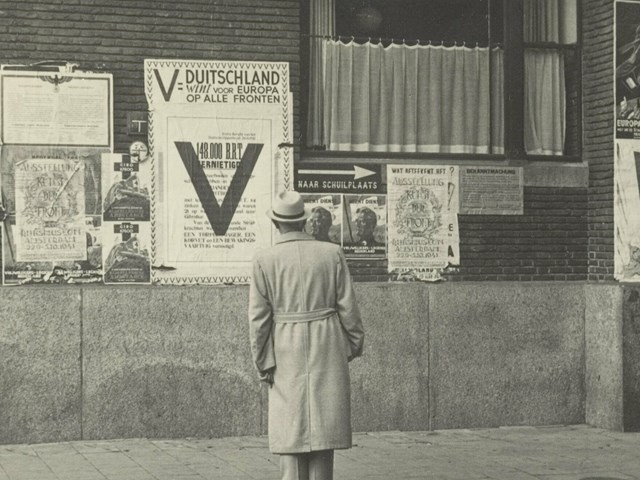De gevel van het Rijkskantoorgebouw voor het Geld- en Telefoonbedrijf, Nieuwezijds Voorburgwal 226, augustus 1941. Stadsarchief Amsterdam, vervaardiger onbekend.