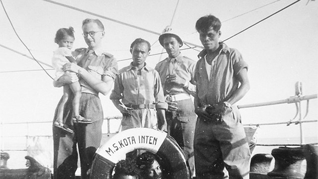 Zwart-wit foto van Molukse passagiers op het transportschip 'Kota Inten'