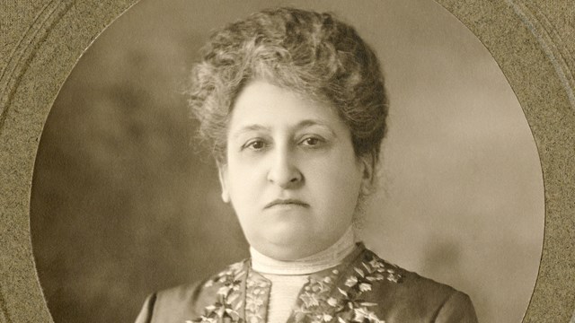 Portret van Aletta Jacobs uit 1895 - 1905.