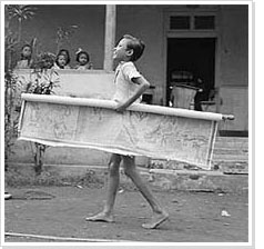 Cas Oorthuys - Pupil with a so called blind map of the Indonesian territory in front of a building of the Taman Siswa-school, Jakarta, Indonesia (1947) 