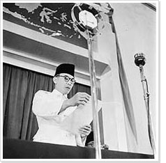 Cas Oorthuys - Soekarno spreekt tot de afgevaardigden tijdens een zitting van het Indonesische voorlopige parlement, de K.N.I. Poesat, Indonesië (1947)