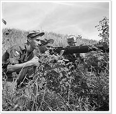 Cas Oorthuys - Nederlandse tirailleurs bij een Vicker's machinegeweer aan de rand van het 	demarcatiegebied, Indonesië (1947)
