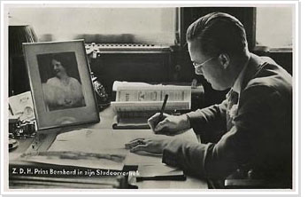 Prins Bernhard in zijn studeerkamer, 1936